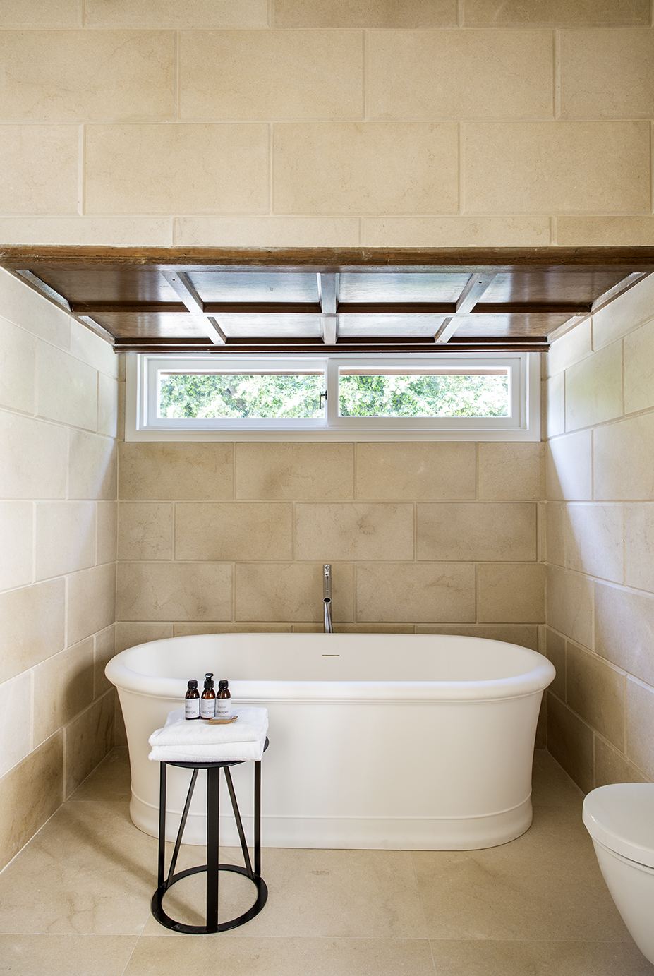 Freestanding bathtub