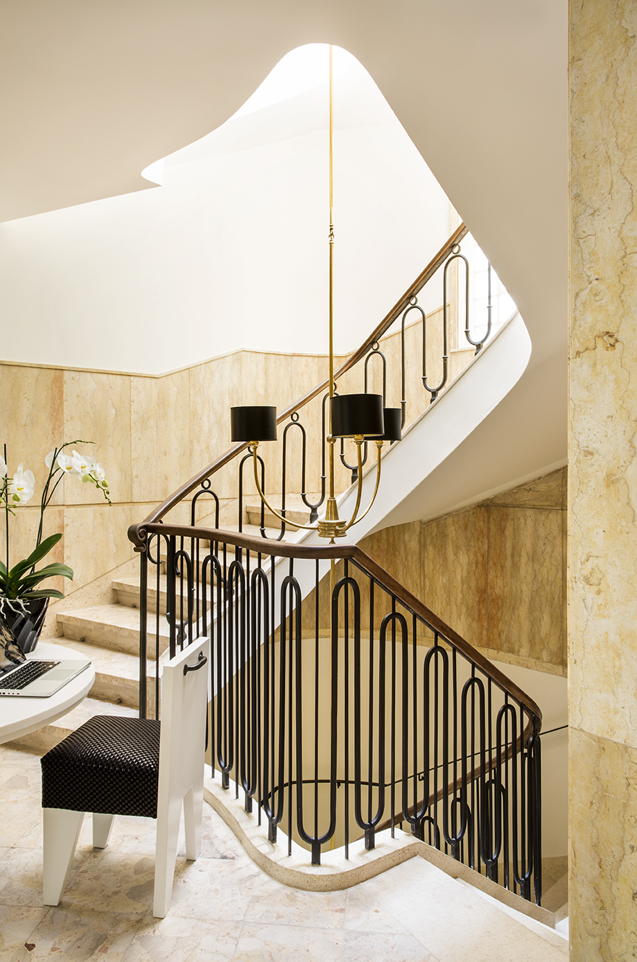 Curved staircase railing